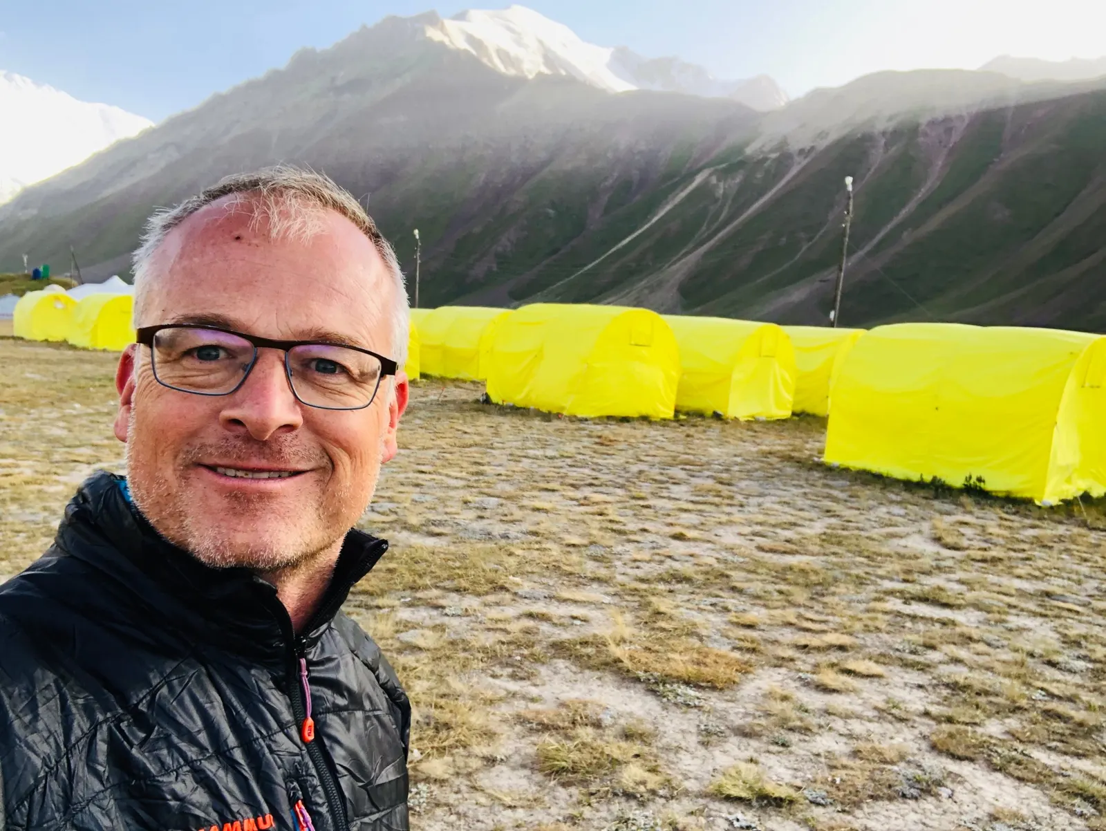 Etappe 04 · Basislager, Kirgistan – Früh aufstehen, weit schauen.