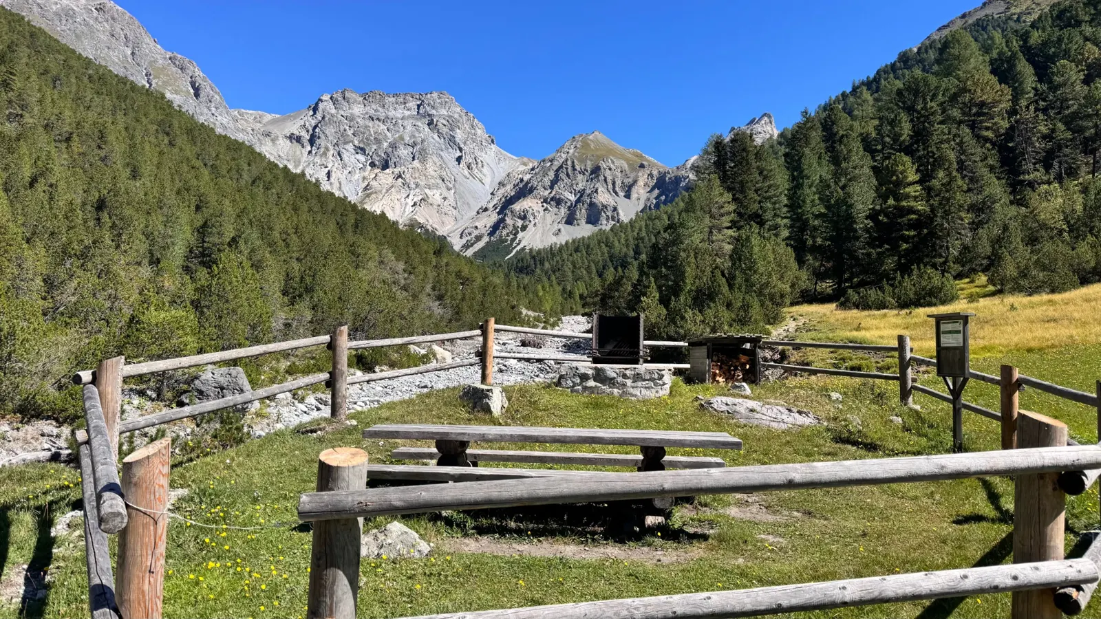Rastplatz mit Feuerstelle im Unterengadin – Ort für Natur-Workshops